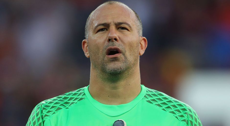 
                <strong>Gabor Kiraly</strong><br>
                ... Gabor Kiraly abgelöst. Der Torhüter übernimmt mit 40 Jahren und 74 Tagen im Spiel gegen Österreich die Spitze. Während der EM übertrifft er dieses Alter nochmal und ist beim letzten EM-Spiel Ungarns gegen Belgien 40 Jahre 2 Monate und 25 Tage alt.
              