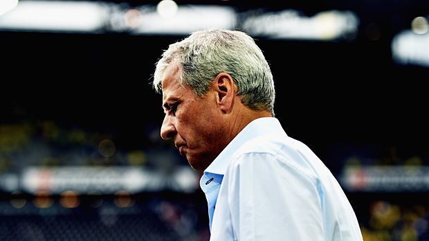 
                <strong>Lucien Favre</strong><br>
                Null Punkte nach drei Spieltagen hatten die Gladbacher in der Bundesliga noch nie. Selbst in der Saison 1998/99, als die Borussia am Ende mit lediglich 21 Punkten als Tabellenletzter abstieg, hatte die Mannschaft zu diesem Zeitpunkt schon vier Zähler auf dem Konto.
              