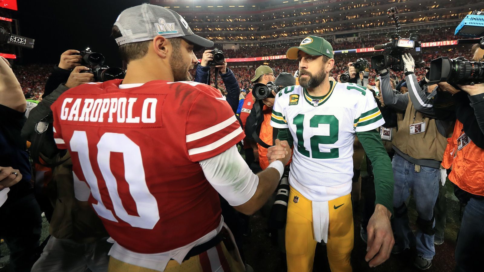 
                <strong>NFC Championship Game</strong><br>
                Handshake der Quarterbacks: Der unterlegene Aaron Rodgers (re.) gratulierte San Franciscos Jimmy Garoppolo zum Sieg. Oldie Rodgers muss damit mindestens ein weiteres Jahr auf die Chance warten, seinen zweiten Super Bowl zu gewinnen. 
              