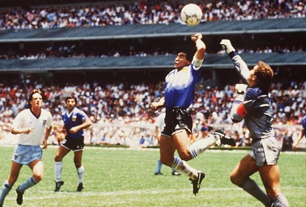 
                <strong>Die Hand Gottes</strong><br>
                Vor 114.580 Zuschauern im Estadio Azteca von Mexiko-Stadt im Viertelfinale der WM 1986 lupft Diego Maradona den Ball mit der Hand über Englands Torhüter Peter Shilton. Im Anschluss an das 2:1 der Argentinier spricht er auch noch süffisant von der "Hand Gottes".
              