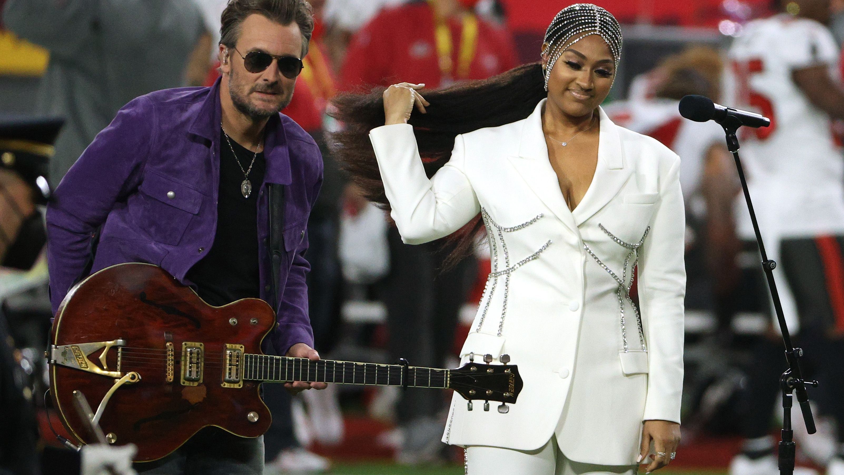 <strong>Eric Church (li.) und Jazmine Sullivan (re.)</strong><br>2021: Eric Church und Jazmine Sullivan beim Super Bowl zwischen den Tampa Bay Buccaneers und den Kansas City Chiefs.