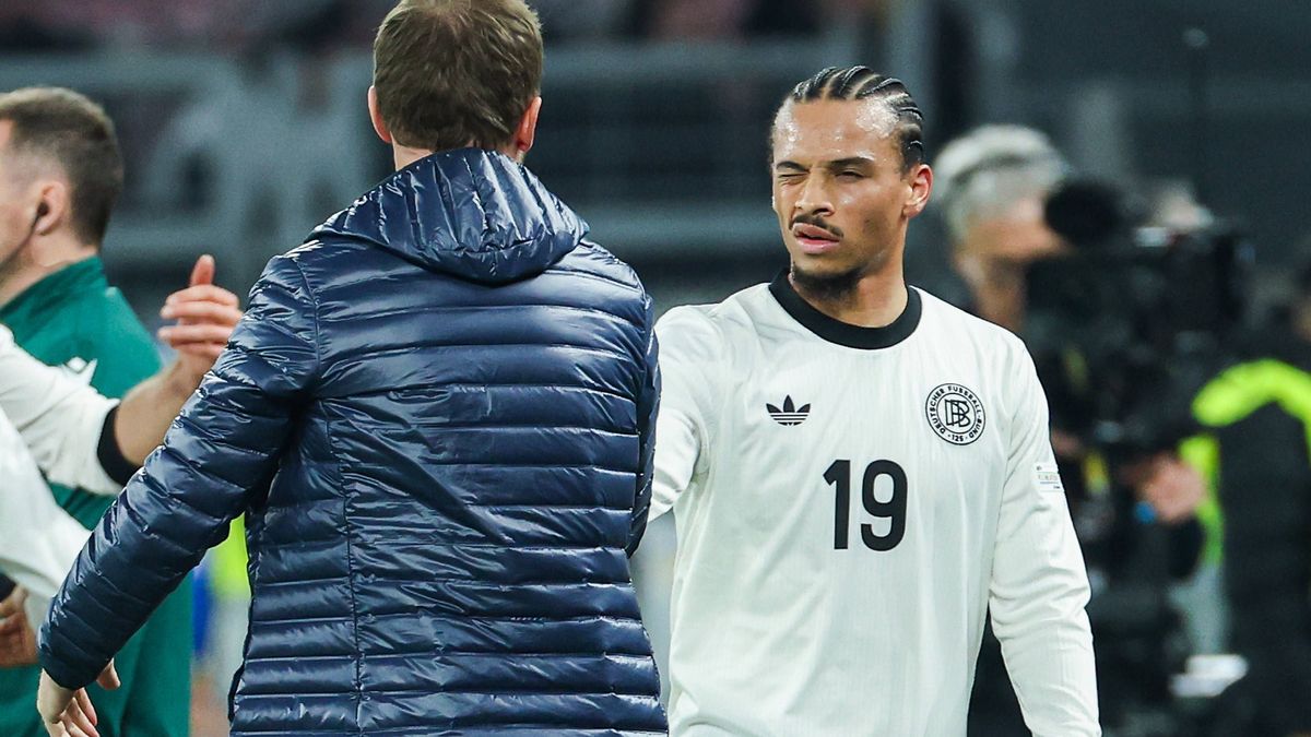 UEFA Nations League - 24 25 - Deutschland - Italien am 23.03.2025 im Signal Iduna Park in Dortmund Leroy Sane (Deutschland 19) klatscht mit Trainer Coach Julian Nagelsmann (Deutschland) bei seiner ...