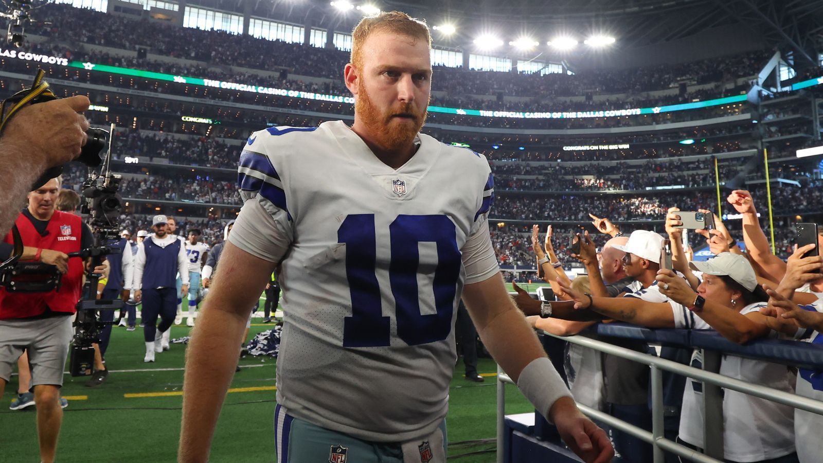 
                <strong>Gewinner: Cooper Rush (Dallas Cowboys)</strong><br>
                Wer braucht eigentlich Dak Prescott, wenn man Cooper Rush hat? Der Backup-Quarterback der Dallas Cowboys gewann entgegen aller Erwartungen auch seinen zweiten Start für die Cowboys in Vertretung von Prescott. Beim 20:17-Sieg gegen die Cincinnati Bengals machte er keine Fehler und brachte 19 seiner 35 Bälle für 235 Yards Raumgewinn und einen Touchdown an. Wie bereits bei seinem ersten Spiel gegen die Minnesota Vikings führte er einen Game Winning Drive an, an dessen Ende die "Boys" mit einem Field Goal von Brett Maher den ersten Sieg der Saison holten.
              