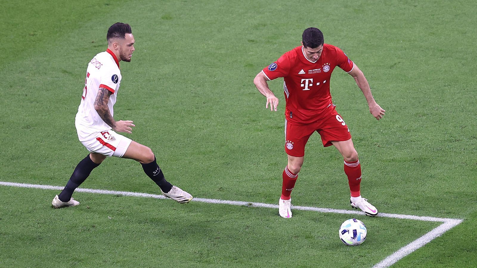 
                <strong>Robert Lewandowski</strong><br>
                Gerade zu Beginn vor allem als mannschaftsdienlicher Zielspieler aktiv: Lässt immer wieder hohe Bälle tropfen, setzt Müller in der 22. Minute bei Bayerns erster Großchance per flacher Hereingabe gut ein und scheitert wenig später selbst mit einem harmlosen Abschluss an Keeper Bono. Vor dem 1:1 legt er den Ball clever direkt auf Goretzka ab. Auch danach ist Lewandowski unglaublich mannschaftsdienlich, verteidigt sogar am eigenen Strafraum mit. ran.de-Note: 2
              