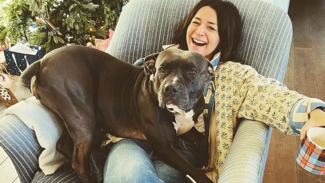 Schauspielerin Caterina Scorsone mit ihrem verstorbenen Hund