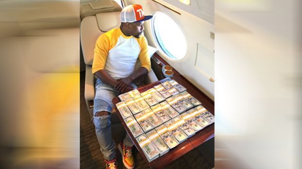 
                <strong>Mayweather mit Protz-Post im Flugzeug</strong><br>
                Floyd Mayweather steht auf Protz und schillernde Auftritte. Er stellt seinen Lifestyle nur zu gerne öffentlich zur Schau. Das neueste Bild, das er in den sozialen Medien veröffentlicht, zeigt den Boxer im Flugzeug - mit Unmengen Bargeld. ran.de zeigt weitere Bilder des Protz-Königs unter den weltbesten Boxern. 
              