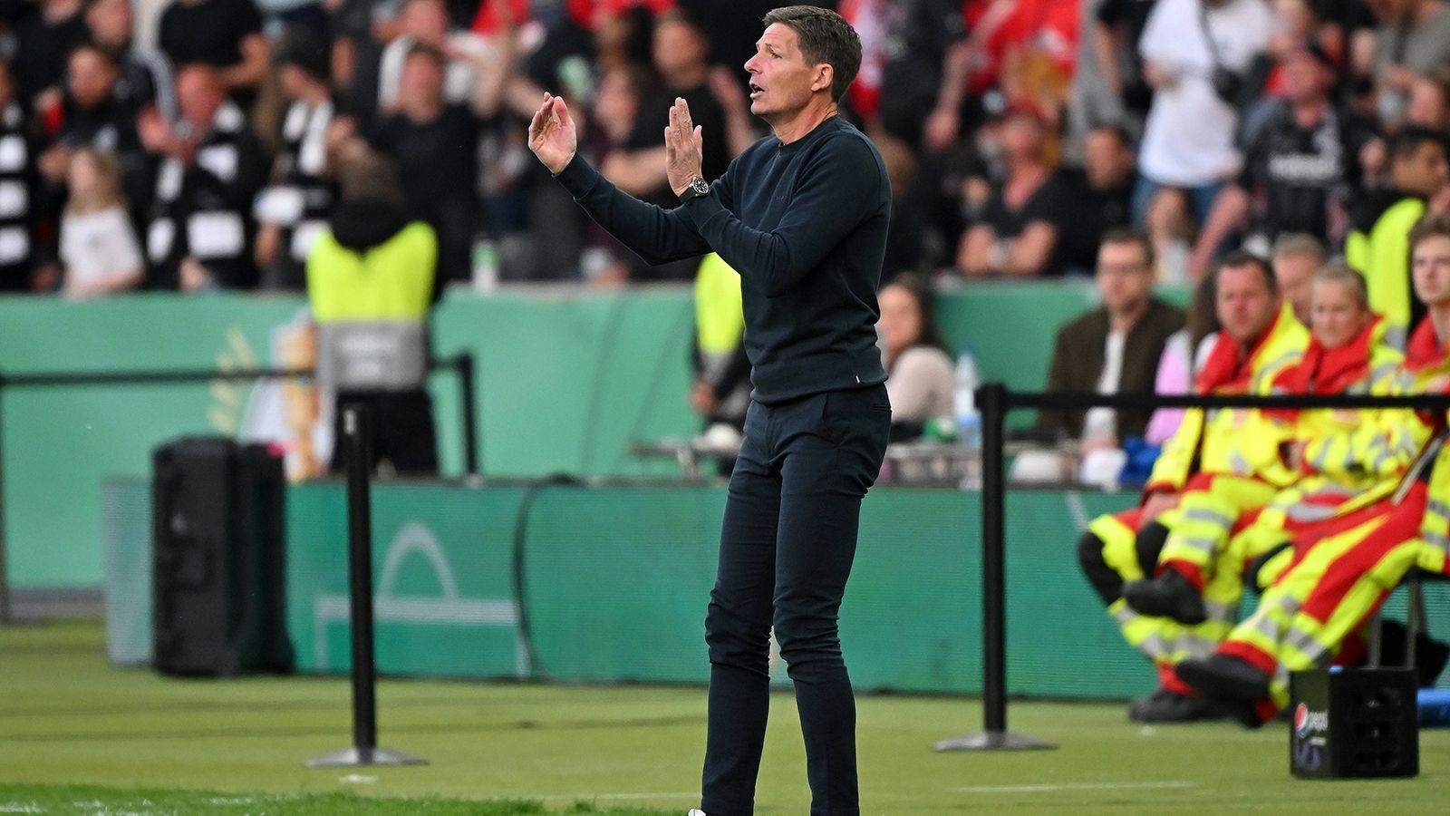 
                <strong>Oliver Glasner</strong><br>
                Der Ex-Coach von Eintracht Frankfurt, der die Hessen im Vorjahr sensationell zum Europa-League-Triumph führte, ist der zweite große Name ohne aktuellen Job. Der Österreicher will aber eigentlich ein Sabattical machen und die schwache vergangene Saison bei der Eintracht sind ebenfalls kein Empfehlungsschreiben. Zudem bleibt die Frage, ob der DFB über seinen Schatten springen und erstmals in seiner Geschichte einen ausländischen Trainer installieren würde. 
              