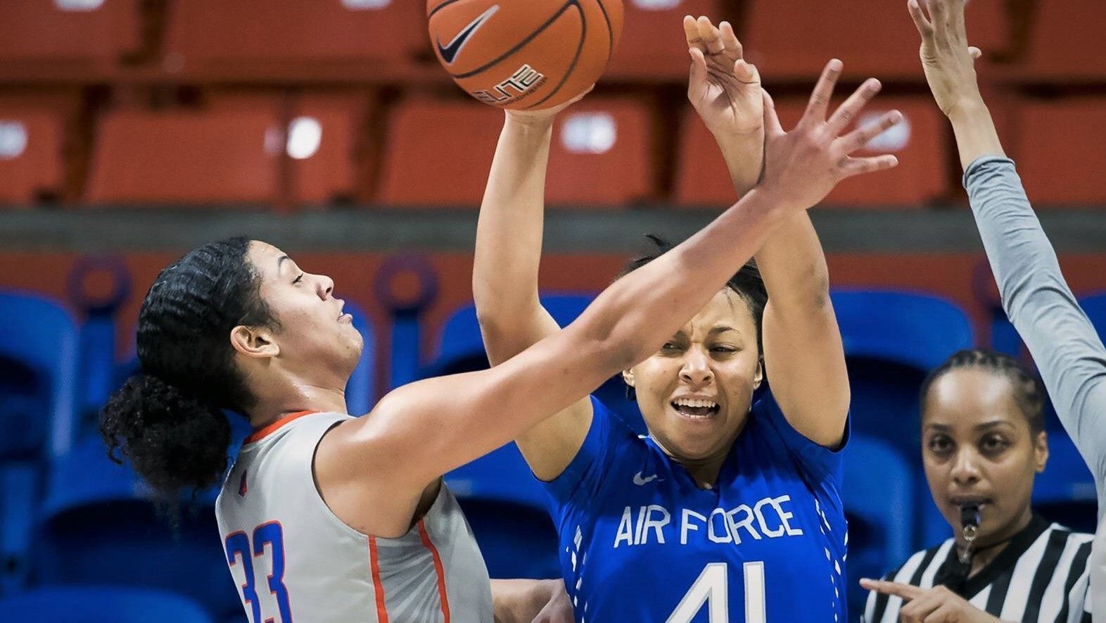 
                <strong>Joyce Harrell und Olivia Passy (Scouts Miami Dophins)</strong><br>
                Die Miami Dolphins haben Joyce Harrell (Foto) und Olivia Passy als NFL-Scouts engagiert. Harrell, die in der Basketball-Damenmannschaft der Broncos spielte, war seit Sommer 2018 als Assistentin für das Footballteam von Boise State tätig. Sie begann dort als Praktikantin und arbeitete sich später bis zur Rolle als "Graduate Assistant for Football Operations" hoch. Die 33-Jährige schloss im Mai 2019 ihr Studium mit einem Abschluss in Kommunikationswissenschaften ab. Seitdem arbeitet sie auf einen Master in "Athletic Leadership" hin. Passy kommt von der Bowling Green State University, wo sie 2019 mit gerade einmal 23 Jahren anheuerte. Der Head Coach des dortigen College-Football-Teams, Scot Loeffler, nannte sie "einen kommenden Superstar". Zuvor war sie im Coaching Staff des Boston College aktiv.
              