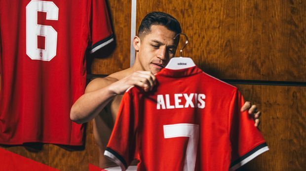 
                <strong>Alexis Sanchez</strong><br>
                ... war Alexis Sanchez. Der Chilene floppte bei United jedoch komplett. Sanchez kam nur 45-mal zum Einsatz und erzielte dabei fünf Tore. Die "Daily Mail" setzte ihn nach seinem Wechsel zu Inter Mailand auf Platz eins der teuersten United-Flops der Geschichte. Ein großes Missverständnis.
              