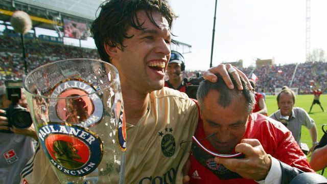 <strong>8. FC Bayern 2004/2005 - 31. Spieltag</strong><br>
                4:0 in Lautern gewonnen, den Titel schon am 31. Spieltag perfekt gemacht - da kann man schon mal feiern. Michael Ballack und Bayern-Trainer Felix Magath lassen sich da nicht zweimal bitten. Wenige Tage später holen die Münchner auch noch den DFB-Pokal nach München.
