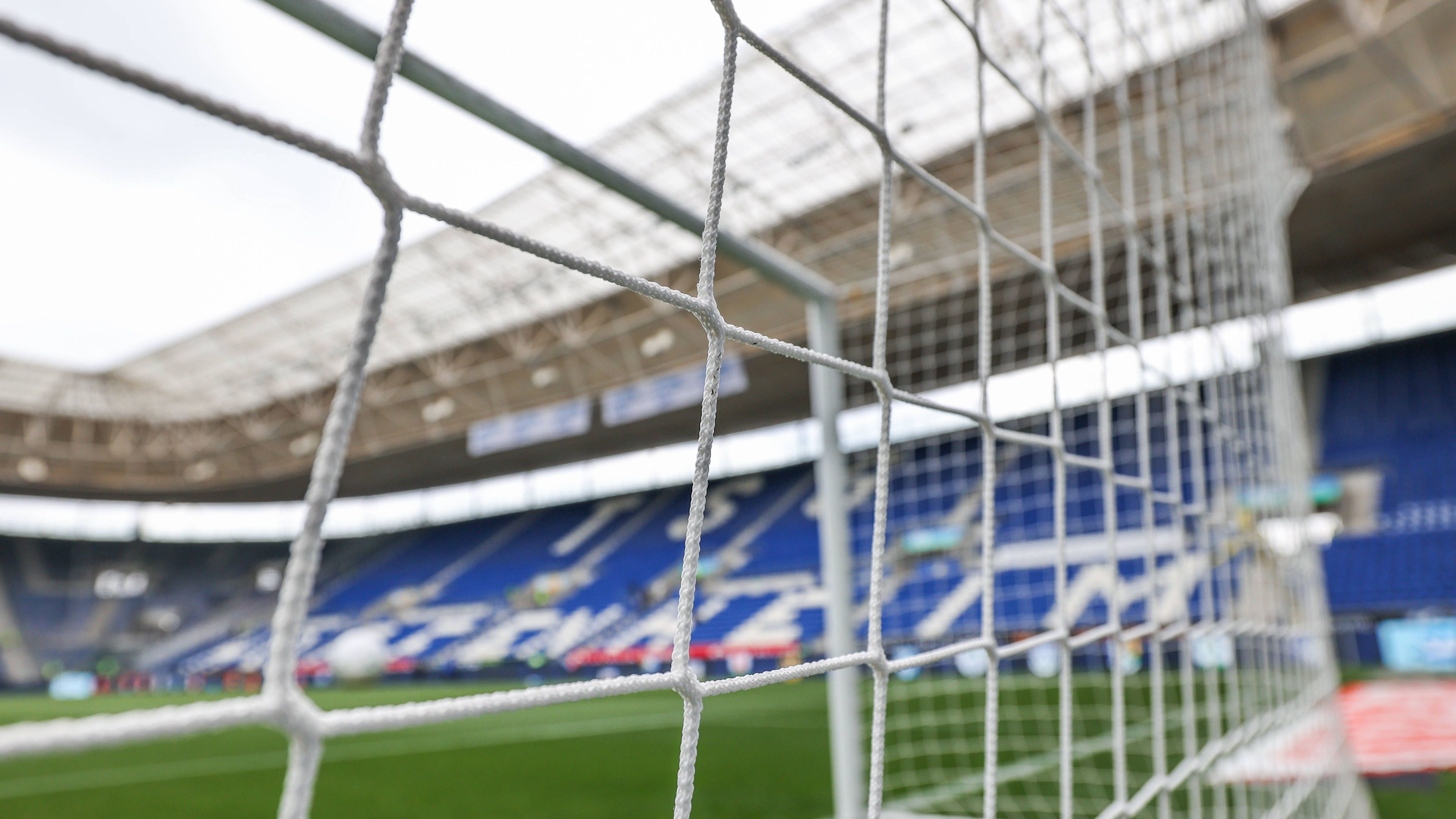 <strong>TSG Hoffenheim</strong><br>Nachdem SAP auf KI-Fußballsteuerung umgestiegen ist, wurde die TSG Hoffenheim kurzerhand in <strong>"Neu-SAP City FC"</strong> umbenannt. Die Spielanalysen laufen live via Cloud, das Trainingszentrum trägt den Namen "Coding Campus". In der Kurve sitzen mittlerweile mehr Data Analysts als Ultras..