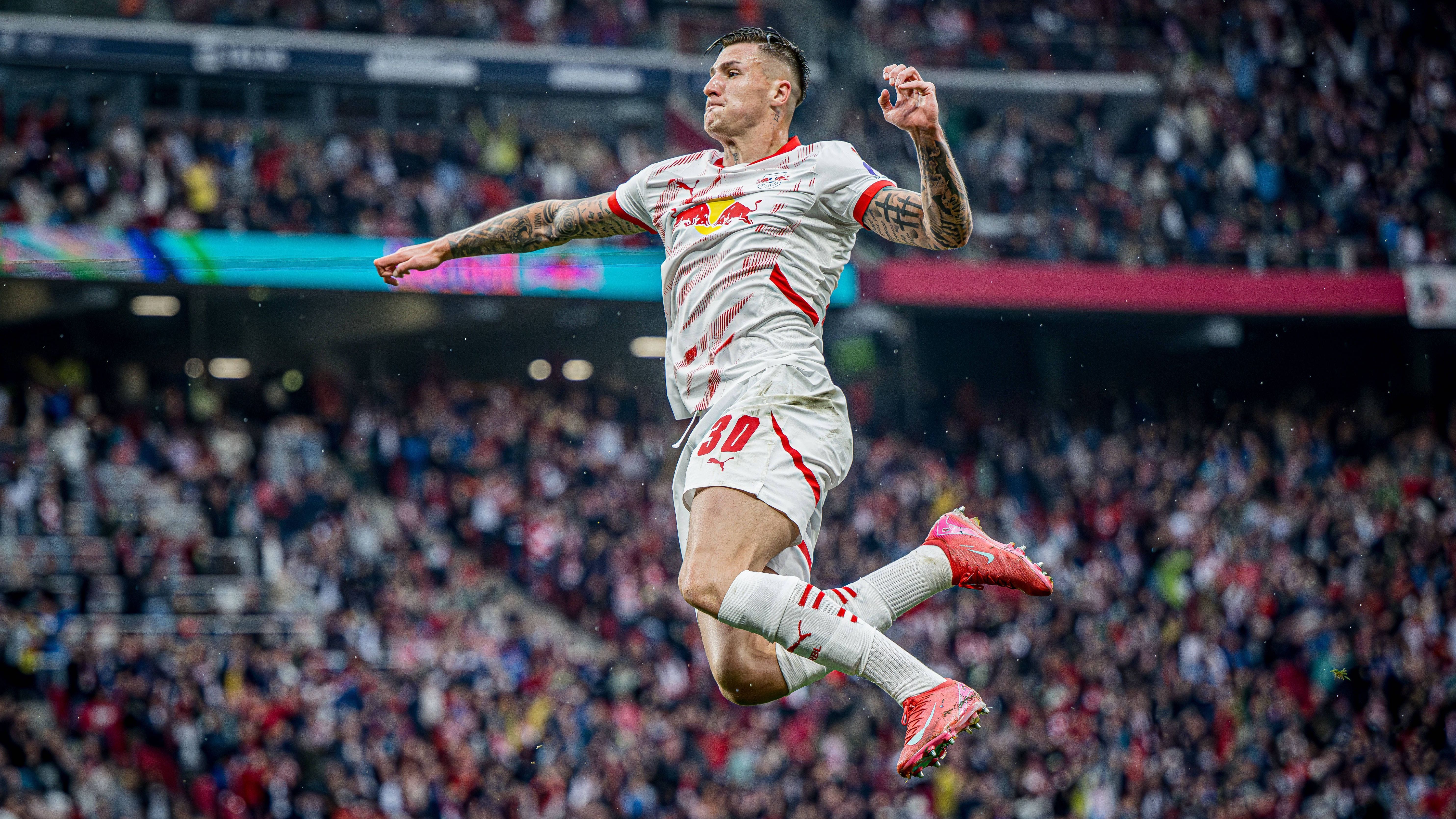 <strong>Benjamin Sesko (RB Leipzig)</strong><br>... Benjamin Sesko von RB Leipzig. Allerdings steht der Slowene auch beim FC Arsenal hoch im Kurs, hier könnte es also zu einem englischen Duell kommen. Laut "Sky" gab es zwischen Arsenal und Leipzig bereits Gespräche, Mikel Arteta will ihn demnach unbedingt haben. Liverpool müsste sich hier also wohl beeilen.