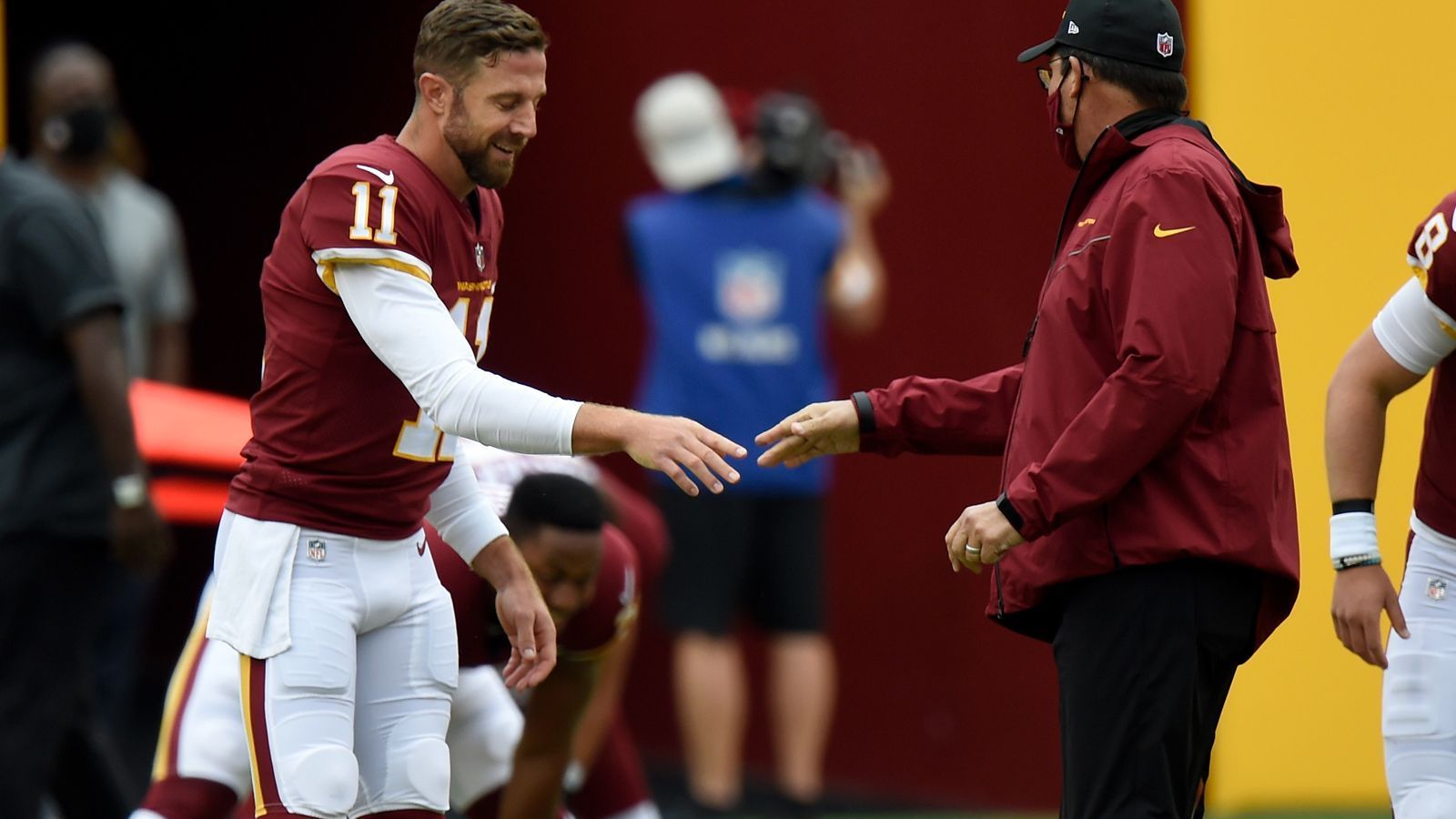 
                <strong>Gewinner: Alex Smith</strong><br>
                Nach zwei Jahren feiert Alex Smith tatsächlich sein NFL-Comeback für das Washington Football Team. Im November 2018 zog er sich einen komplizierten Beinbruch zu, schwebte zwischenzeitlich nach einer Entzündung der Wunde in Lebensgefahr. Es folgte ein jahrelanger Kampf, zunächst um wieder laufen zu können, später dann um die Rückkehr in den Football. Im zweiten Viertel gegen die Los Angeles Rams war es dann soweit, nachdem sich Kyle Allen verletzt raus musste und weil Dwayne Haskins wegen Krankheit fehlte. Dass Smiths Zahlen auf dem Platz nicht berauschend waren (37 Passing Yards, sechs Sacks) – geschenkt! Er ist dennoch der wohl größte Gewinner des Spieltags.  
              