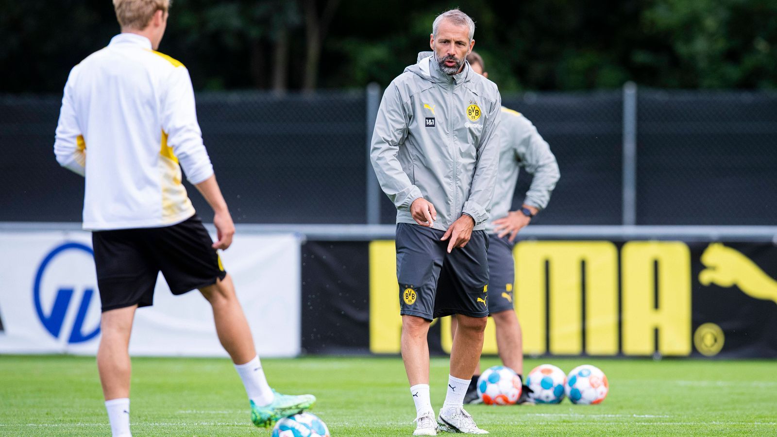 
                <strong>Anders als Favre: Neu-Coach Rose mit mutiger Linie</strong><br>
                Bei Borussia Dortmund brach mit dem Saisonauftakt eine neue Zeitrechnung an. Die Ära von Coach Marco Rose hat begonnen. Den gebürtigen Leipziger hat der BVB aus seinem Vertrag bei Borussia Mönchengladbach rausgekauft. Rose steht vor allem für deutlich mutigeren, offensiveren und moderneren Fußball als etwa Lucien Favre, mit dem Dortmund in die zurückliegende Saison ging. Frühes Anlaufen, intensives Gegenpressing, taktische Kniffe mithilfe seines versierten Co-Trainers Rene Maric - das soll Rose mit dem BVB den entscheidenden Erfolg bringen und gleichzeitig die Fans nach dem von Vorsicht geprägten Favre-Fußball verzücken.
              