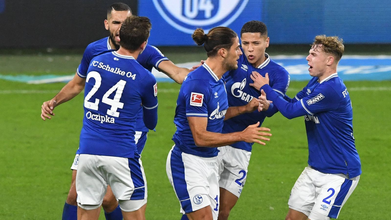 
                <strong>Wenig bis gar nichts ist Programm</strong><br>
                Tragisch: Wenig bis gar nichts gibt es offensiv auf Schalke schon länger. In knapp zehn Monaten traf Schalke ganze elfmal. In erster Linie stehen bei so einer nachhaltigen Flaute die Stürmer im Mittelpunkt. In dieser Saison ist es ein Trio, bei dem alle hoffen, dass endlich der Knoten platzt.
              