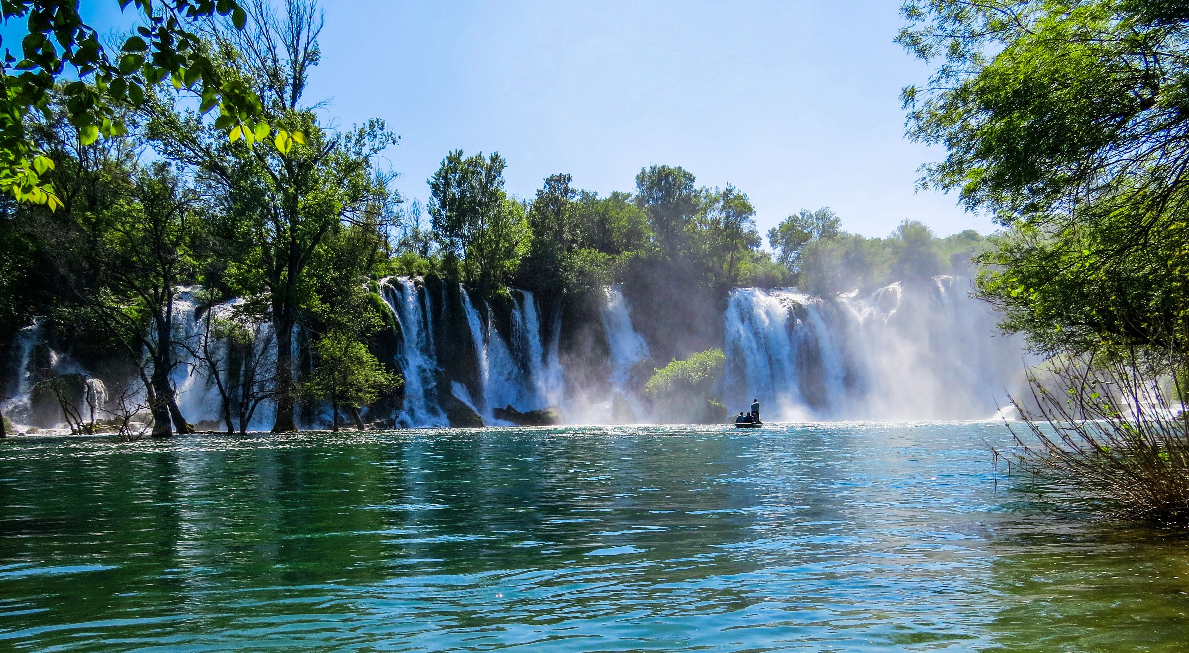 Verwunschen: Die Kravica- Wasserfälle in Bosnien-Herzegowina sind ein Juwel der Natur. Die üppige Pflanzenwelt drumherum bringt Dschungel-Feeling.