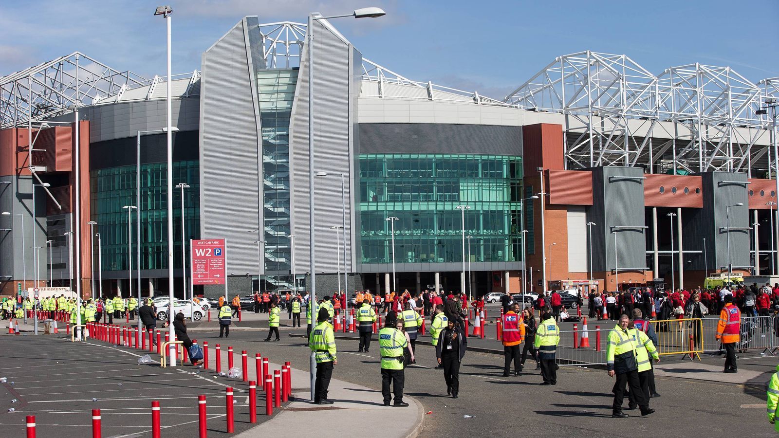 
                <strong>Manchester United - AFC Bournemouth (Mai 2016)</strong><br>
                Eigentlich sollte im Mai 2016 die Premier-League-Begegnung zwischen Rekordmeister Manchester United und dem AFC Bournemouth im Old Trafford steigen, doch daraus wurde nichts. Weil Mitarbeiter einer Sicherheitsfirma, die einige Tage vorher mit Sprengstoff-Spürhunden im Stadion trainiert hatten und dabei eine Sprengstoff-Attrappe versehentlich zurückließen, wurden 60.000 Zuschauer kurzerhand kurzerhand evakuiert. Bomben-Experten der britischen Armee wurden ins Old Trafford geschickt und Hubschrauber kreisten über Manchester, bevor es Entwarnung gab. Zu diesem Zeitpunkt war das Spiel allerdings schon offiziell abgesagt worden. 
              