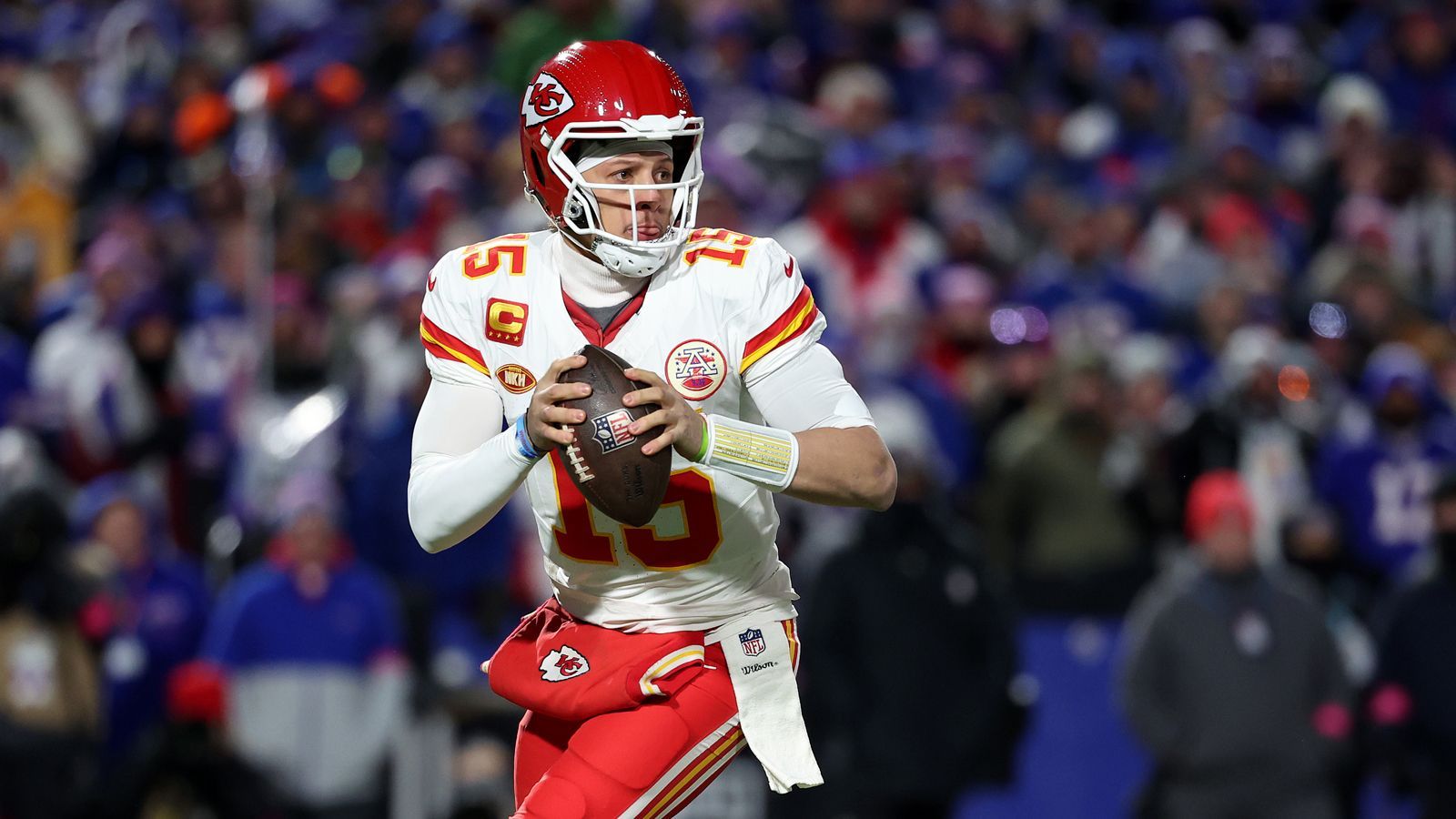 <strong>Gewinner: Patrick Mahomes (Kansas City Chiefs)</strong><br>Keine Receiver, kein Problem. Gegen die Buffalo Bills kann er es einfach. Ein QB-Rating von 131,6, zwei Touchdown-Pässe und keine Fehler - Mahomes führt die manchmal taumelnden Chiefs zum sechsten Mal in Folge ins AFC Championship Game. Im Eisschrank von Buffalo einmak mehr Star-Tight End Travis Kelce mit fünf Catches für 75 Receiving Yards und zwei Touchdowns die Lieblingsanspielstation.