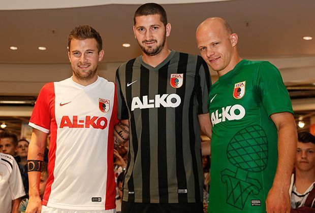 
                <strong>FC Augsburg: Heim-, Auswärts- und Ausweichtrikot</strong><br>
                In der Fremde spielt der FC Augsburg 2014/15 ganz in Grün, zum Ausweichen steht das grau-schwarz gestreifte Hemd zur Auswahl.
              