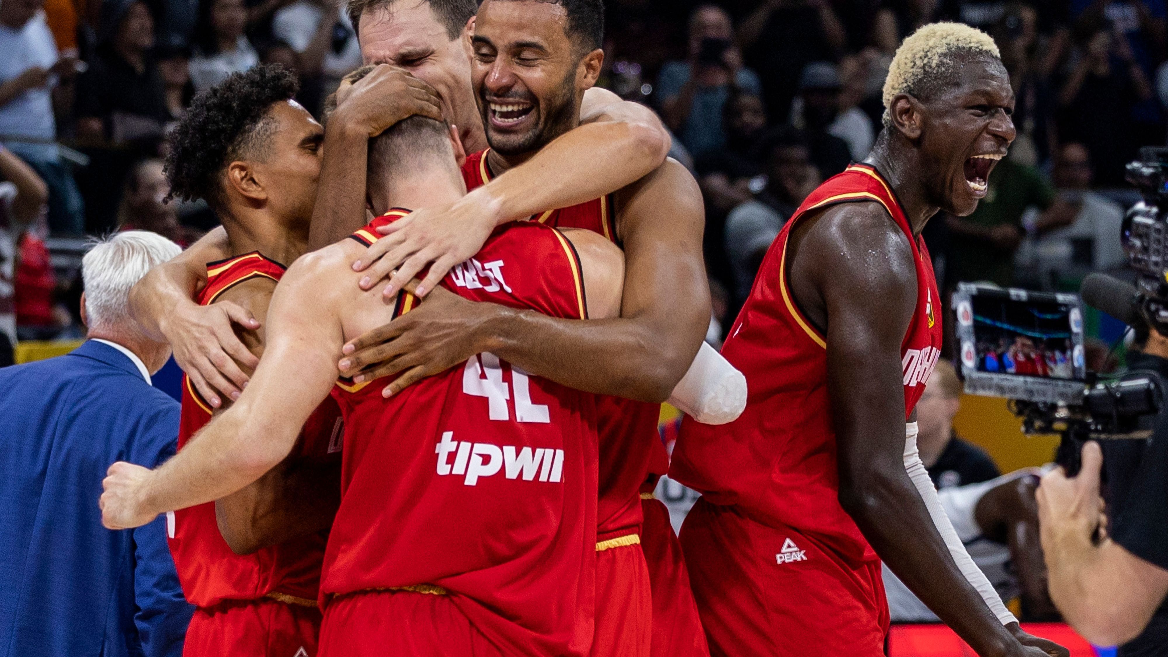 Nach EM-Bronze 2022 haben die deutschen Basketballer bei der WM Silber schon sicher. Das Finale gibt es am Sonntag ab 14:40 Uhr im Liveticker auf ran.de und in der ran App! ran stellt das Dream Team vor, das im Halbfinale Topfavorit USA aus dem Wettbewerb kegelte.