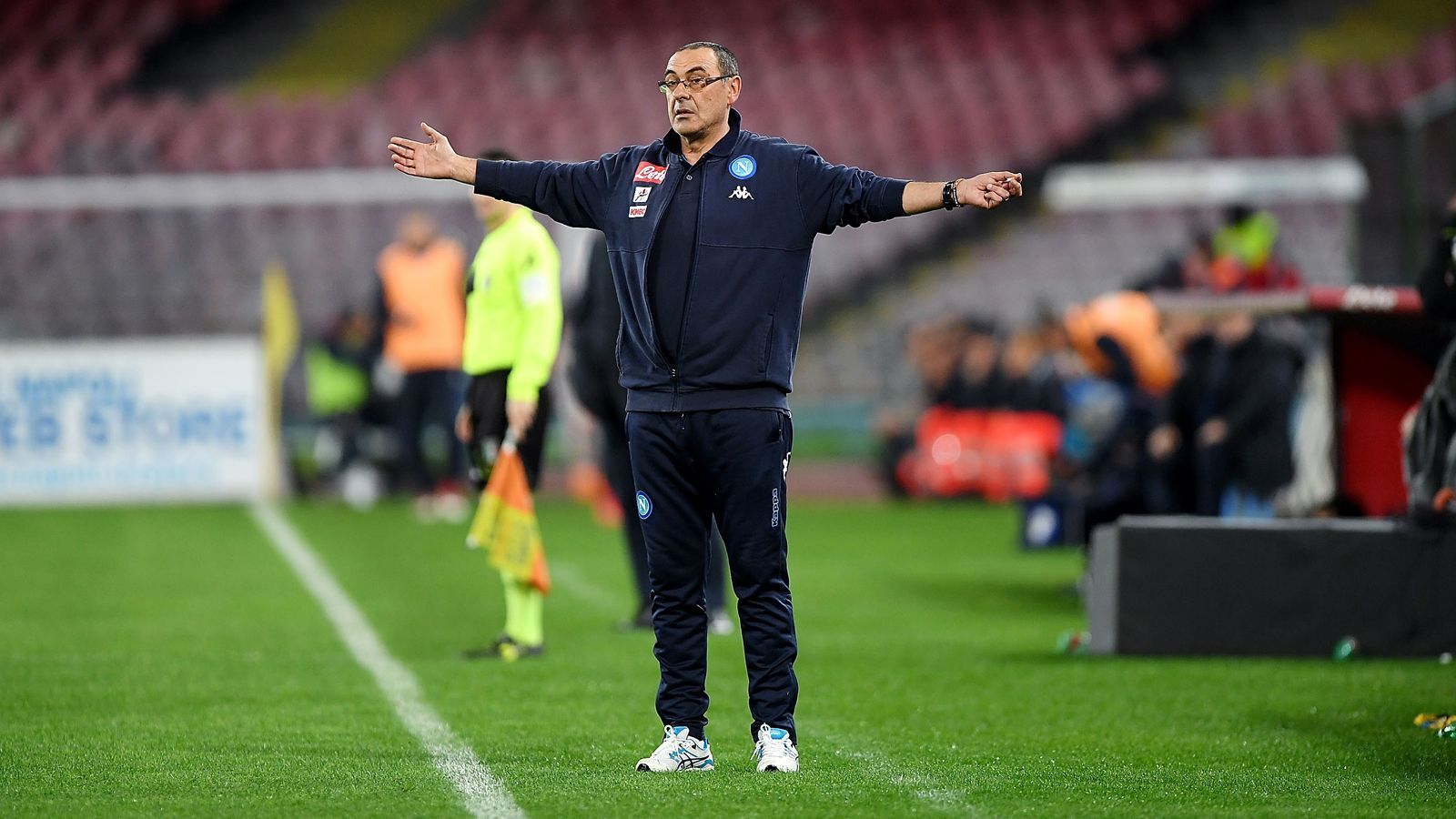 
                <strong>Trainingsanzug als Markenzeichen</strong><br>
                Beim SSC Neapel coachte Sarri an der Seitenlinie immer im Trainingsanzug - egal ob in der Liga oder in der Champions League. Damit ist bei Chelsea jetzt Schluss. "Blues"-Boss Roman Abramowitsch verordnete dem Italiener direkt eine Kleiderordnung. An Spieltagen muss Sarri nun also im feinen Zwirn erscheinen.
              