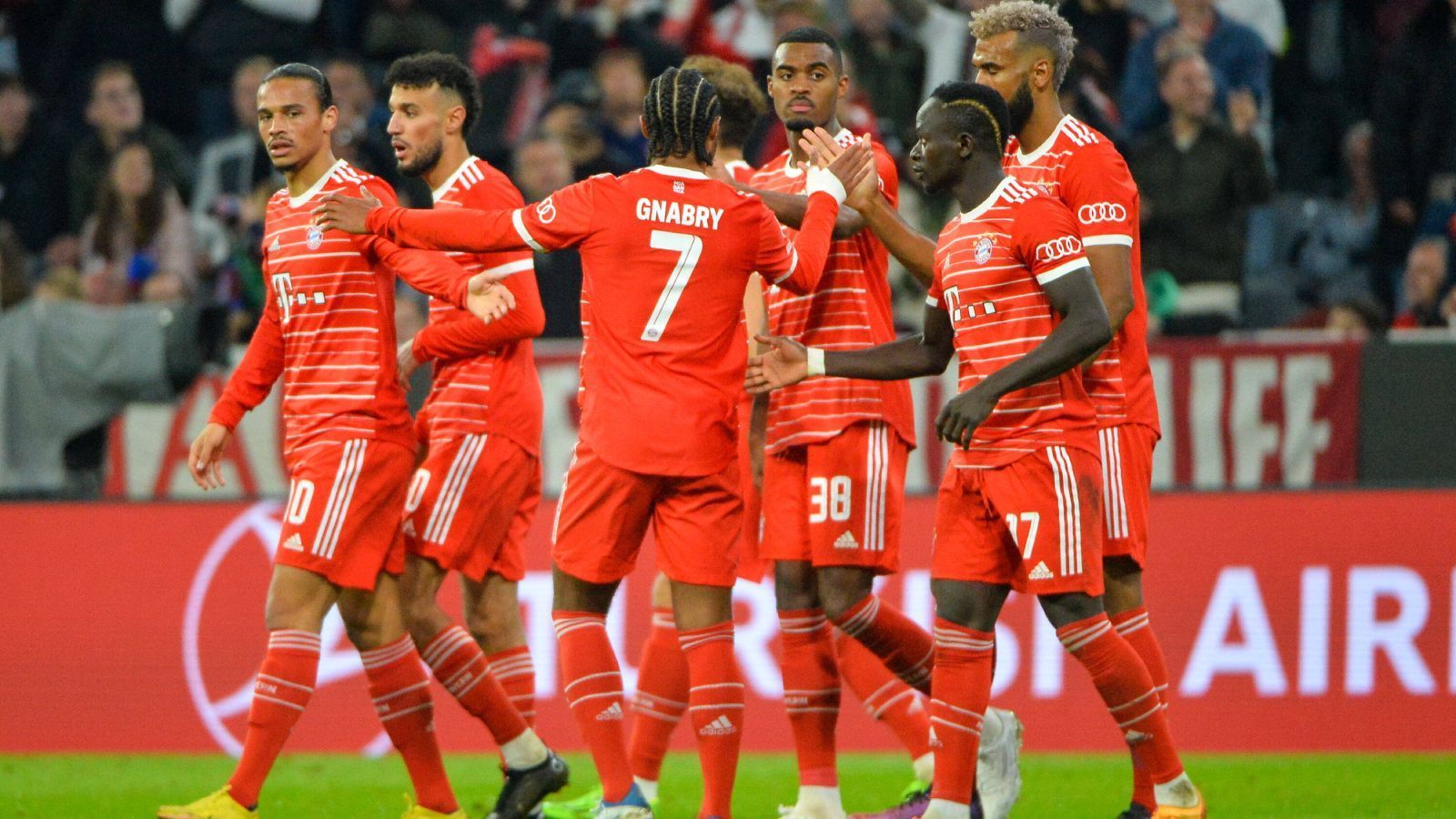 
                <strong>Platz 2: FC Bayern München</strong><br>
                Knapp an der Spitze des ran Power Rankings vorbeigeschrammt ist der FC Bayern. Dabei haben die Münchner in den bisherigen drei Spielen quasi nichts anbrennen lassen. Ein verdientes 2:0 bei Inter Mailand, ein verdientes 2:0 gegen den FC Barcelona und Viktoria Pilsen überfuhren die Bayern regelrecht mit 5:0. Viele Tore, kein Gegentreffer - bis auf eine wacklige Halbzeit gegen Barcelona könnte eigentlich kein Team besser gewesen sein als die Bayern, oder?
              