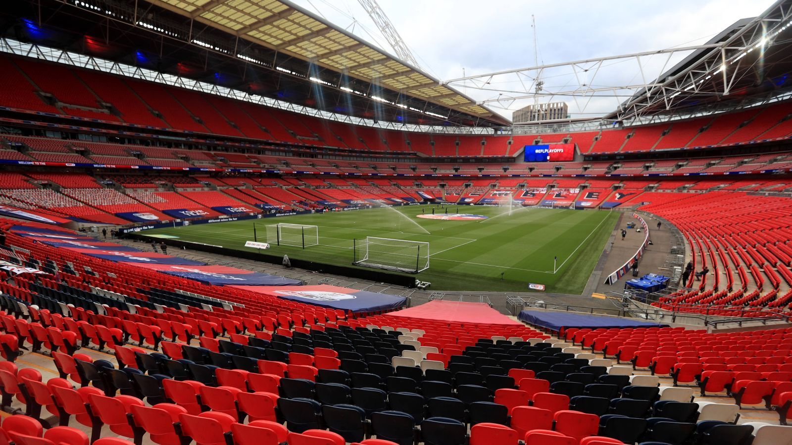 
                <strong>Wembley Stadium</strong><br>
                &#x2022; Heimverein: - (Nationalstadion)<br>&#x2022; Kapazität: 90.000<br>&#x2022; Anzahl Spiele: 1<br>
              