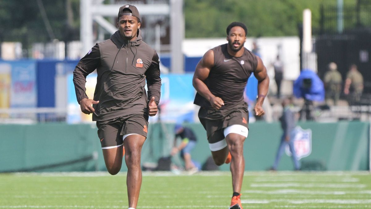 NFL, American Football Herren, USA Pro Football Hall of Fame-New York Jets at Cleveland Browns Aug 3, 2023; Canton, Ohio, USA; Cleveland Browns quarterback Deshaun Watson, left, and defensive end M...