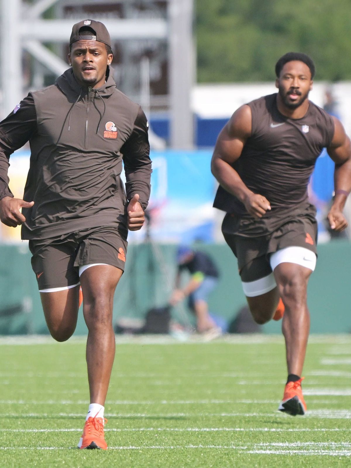 NFL, American Football Herren, USA Pro Football Hall of Fame-New York Jets at Cleveland Browns Aug 3, 2023; Canton, Ohio, USA; Cleveland Browns quarterback Deshaun Watson, left, and defensive end M...