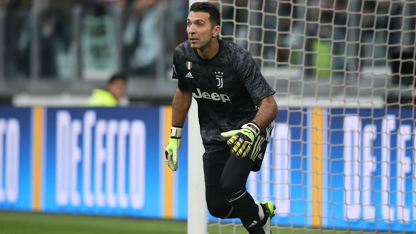 
                <strong>647. Serie-A-Einsatz: Gianluigi Buffon zieht mit Rekordmann Paolo Maldini gleich</strong><br>
                Juve-Keeper Gianluigi Buffon hat den nächsten großen Meilenstein seiner Karriere erreicht. Am 18. Dezember 2019 zog der 41 Jahre alte Weltmeistertorhüter von 2006 durch seinen 647. Einsatz in der Serie A mit dem bisherigen Rekordhalter und Milan-Ikone Paolo Maldini (1984 bis 2009) gleich. Buffon debütierte 1995 als 17-Jähriger für den AC Parma in der Serie A, 2001 wechselte er als bis dato teuerster Torhüter der Fußballgeschichte für 54,1 Millionen Euro zu Rekordmeister Juventus Turin, wo er seitdem bis auf die Saison 2018/19 durchgehend unter Vertrag steht. In der Vorsaison versuchte sich der Oldie bei Paris St. Germain, kehrte im Sommer 2019 dann zur "Alten Dame" zurück.
              