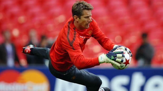 
                <strong>Edwin van der Sar</strong><br>
                Tor: Edwin van der Sar. Mit dem niederländischen Ex-Nationaltorhüter spielte Ferdinand jahrelang bei Manchester United zusammen. "Er wurde auch unter Druck nie panisch. Das ist eine wichtige Eigenschaft", sagt Ferdinand über van der Sar.
              