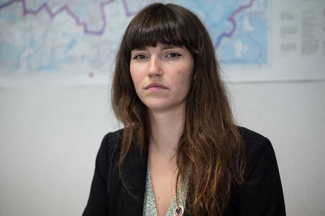 Carla Hinrichs, Mitbegründerin der Protestgruppe Letzte Generation, bei einem Prozess im Sommer 2023 im Amtsgericht Tiergarten wegen Nötigung und Widerstand gegen Vollstreckungsbeamte.