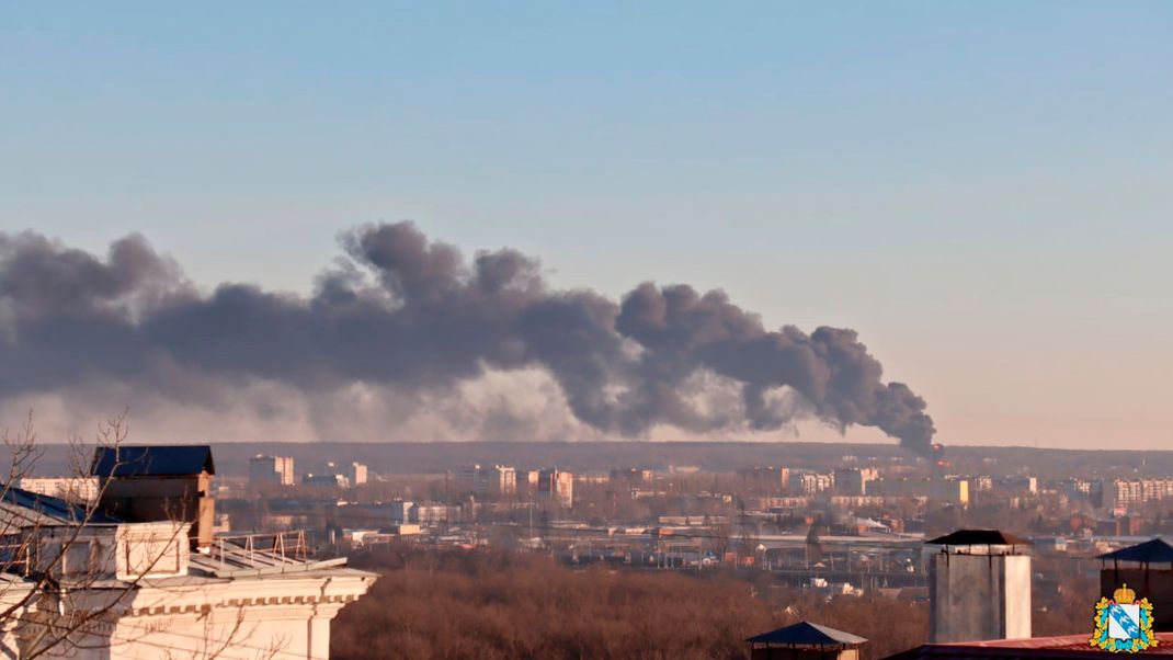 Auf diesem von der Verwaltung der russischen Region Kursk veröffentlichten Foto steigt Rauch aus dem Flughafen Kursk auf. Ein Feuer brach auf dem Flughafen an der Grenze zur Ukraine aus, laut russischen Angaben handelt es sich um einen Drohnenangriff.&nbsp;