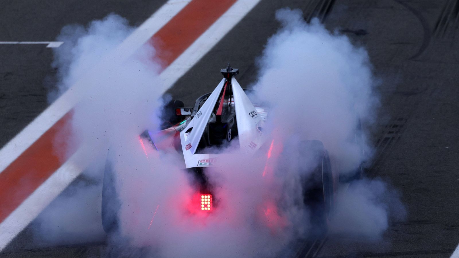 
                <strong>Beschleunigung</strong><br>
                Der Sprint von 0 auf 100 km/h gelingt in 2,8 Sekunden. Die Höchstgeschwindigkeit beträgt 320 statt wie bislang 280 km/h.
              