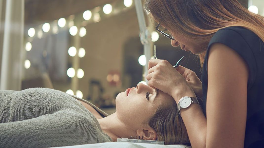 Eine professionelle Wimpernverlängerung im Kosmetik-Studio - wie genau läuft diese ab?