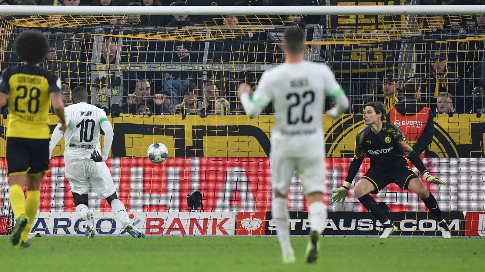 
                <strong>Marvin Hitz (Borussia Dortmund)</strong><br>
                Der Bürki-Ersatz wirkt leicht nervös, so legt er nach einem Rückpass beinahe Neuhaus den Treffer zum 0:1 auf. Dafür ist der Schweizer bei Thurams erster Chance zur Stelle. Beim zweiten Abschluss des Franzosen wird er von seinen Vorderleuten im Stich gelassen. Danach wird er noch ein paar Mal geprüft, pariert aber stets problemlos. ran-Note: 3
              