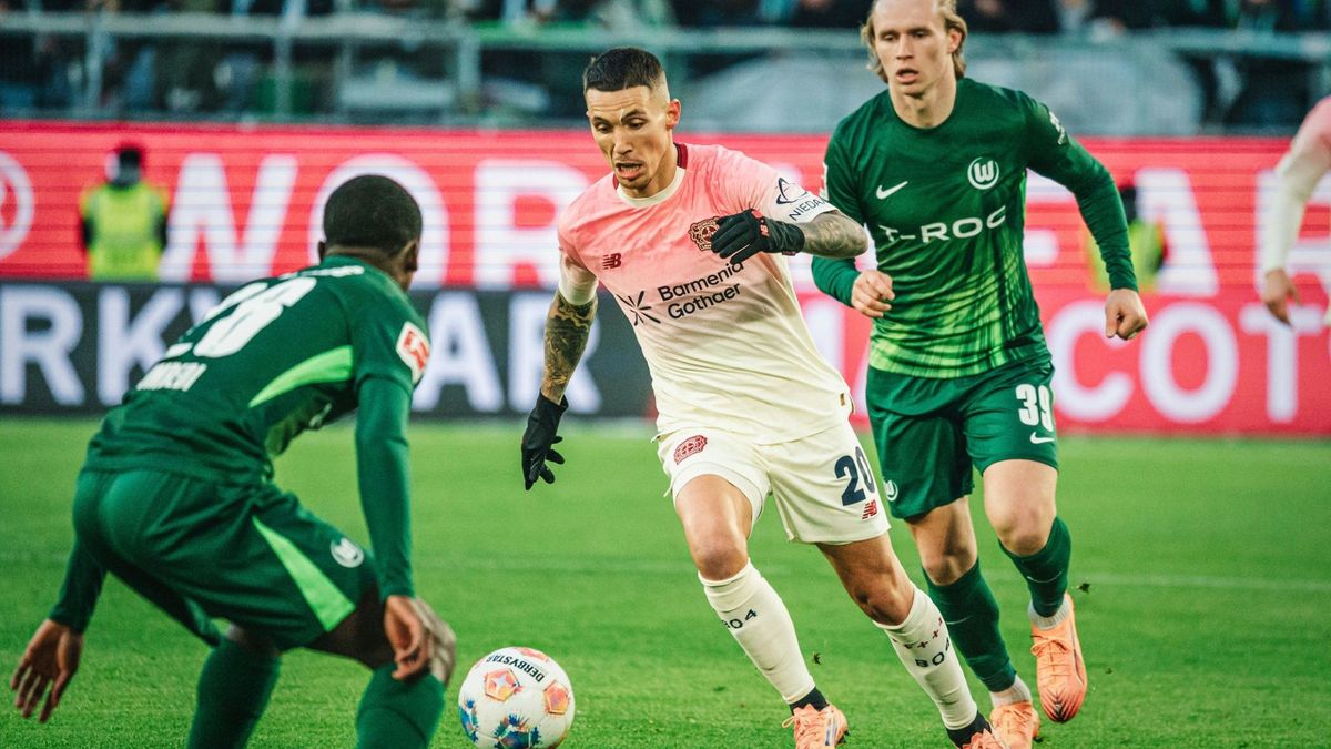 Grimaldo (Mitte) behauptet den Ball