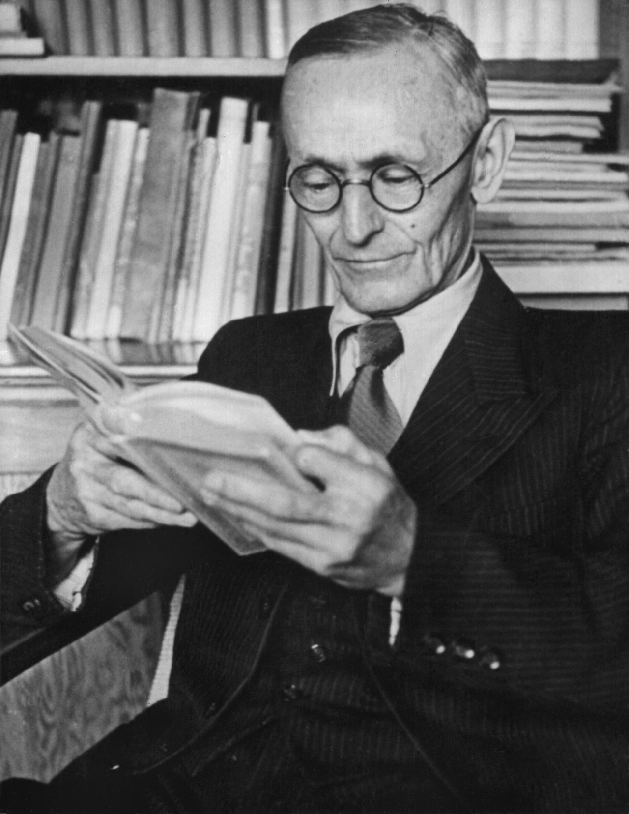 Der Schriftsteller Hermann Hesse (1877-1962) blieb einmal sitzen und verließ das Gymnasium mit dem Abschluss der mittleren Reife. Für seine weltberühmten Werke wie "Das Glasperlenspiel" erhielt er 1946 den Literatur-Nobelpreis.