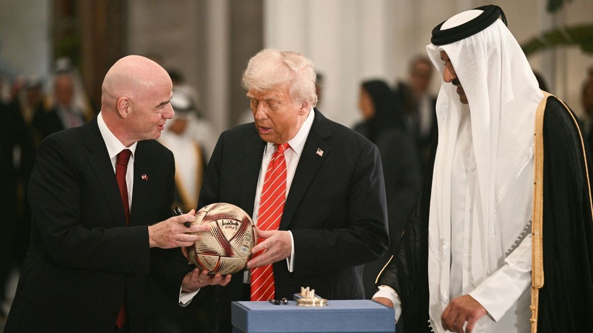 Infantino (l.) weilte mit Trump am Mittwoch in Katar