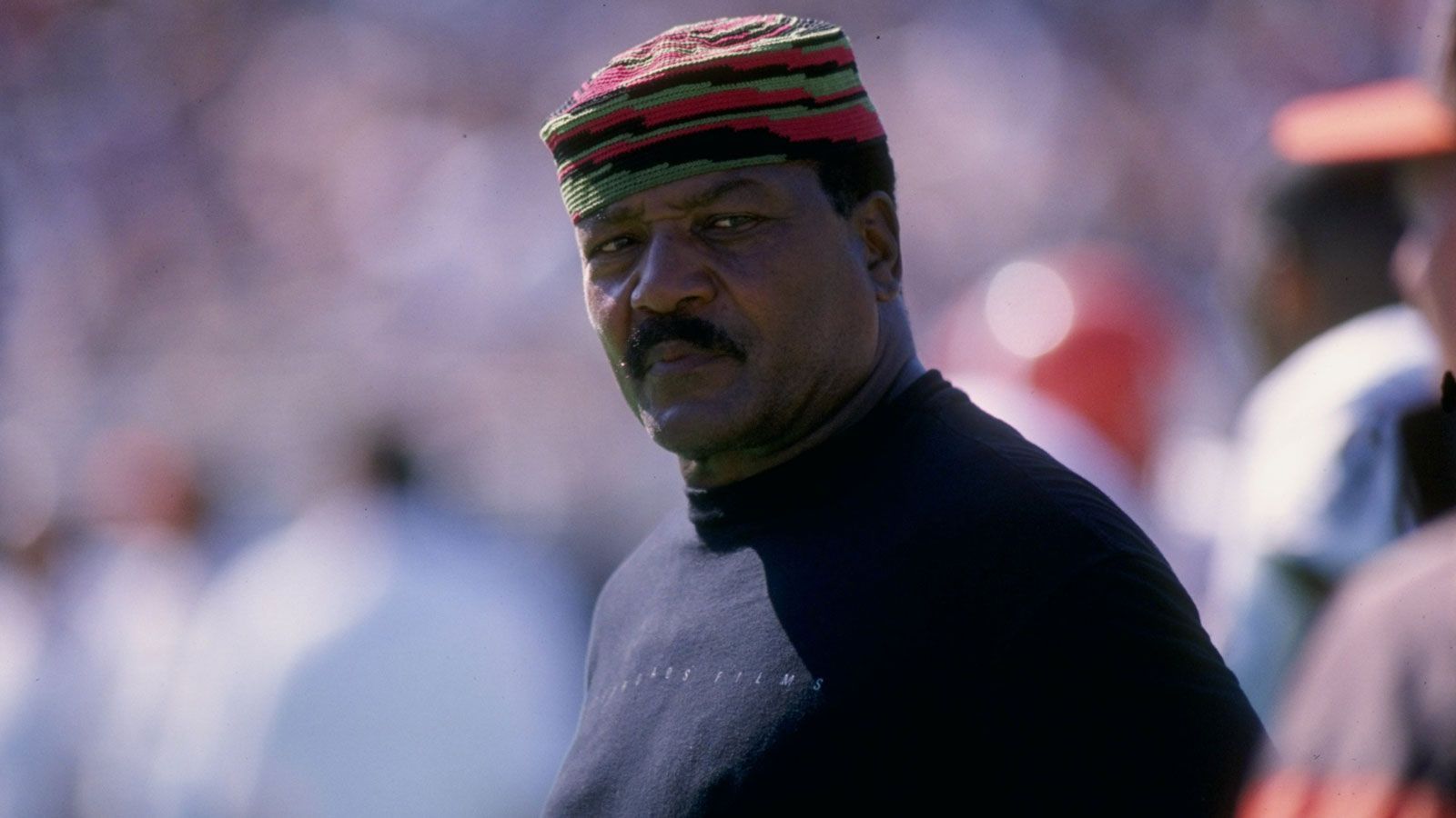 
                <strong>Platz 2 (geteilt): Jim Brown (Running Back der Cleveland Browns, dreifacher MVP)</strong><br>
                Der Running Back der Cleveland Browns ist der einzige Spieler, der nicht auf der Position des Quarterbacks spielt und mehr als einen MVP-Titel gewinnt. Der Award ist Jim Brown in den Jahren 1957, 1958 und 1965 nicht zu nehmen.
              