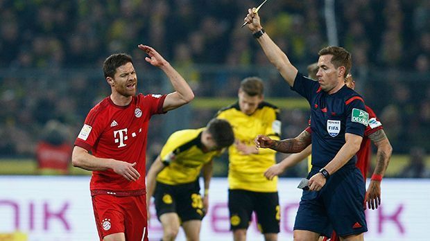 
                <strong>Xabi Alonso (FC Bayern München)</strong><br>
                Xabi Alonso (FC Bayern München): Kassierte schon früh die Gelbe Karte. Regelte viel mit seiner Übersicht und unterband durch sein großartiges Stellungsspiel viele Dortmunder Konter schon in der Entstehung. ran-Note: 2
              