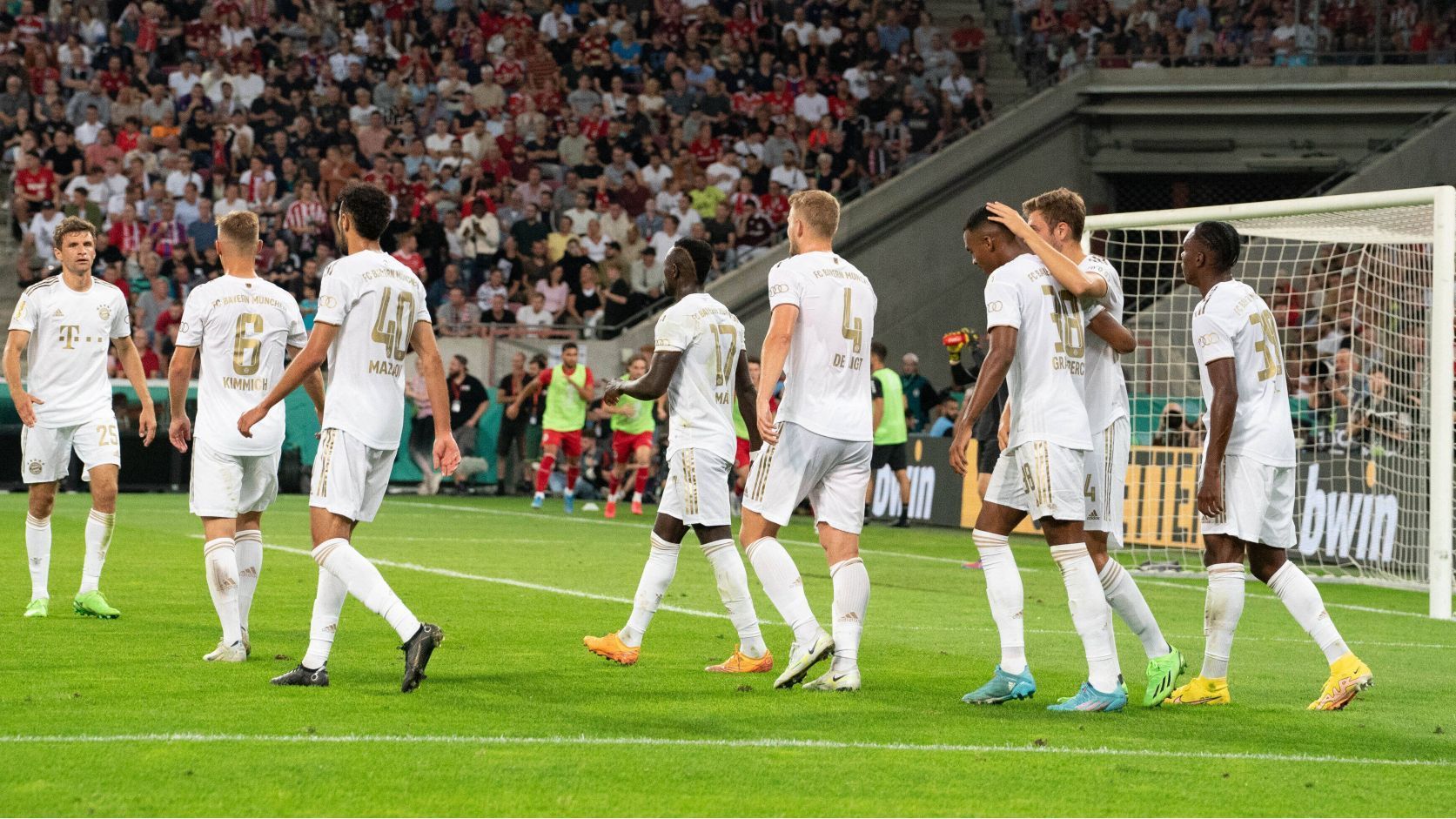 
                <strong>FC Bayern siegt bei Viktoria Köln - so präsentierten sich Mazraoui, Gravenberch und Tel</strong><br>
                Der FC Bayern München gewinnt das Erstrundenspiel im DFB-Pokal bei Viktoria Köln leicht und locker mit 5:0. Doch wichtiger als das Ergebnis dürfte für Coach Julian Nagelsmann die Erkenntnis gewesen sein, dass er auf einigen Positionen über starke Alternativen verfügt. Er verhalf Noussair Mazraoui, Ryan Gravenberch und Mathys Tel zu ihren Startelf-Debüts. ran analysiert die Leistungen und bewertet, inwieweit das Trio seine Einsatzchance genutzt hat.
              