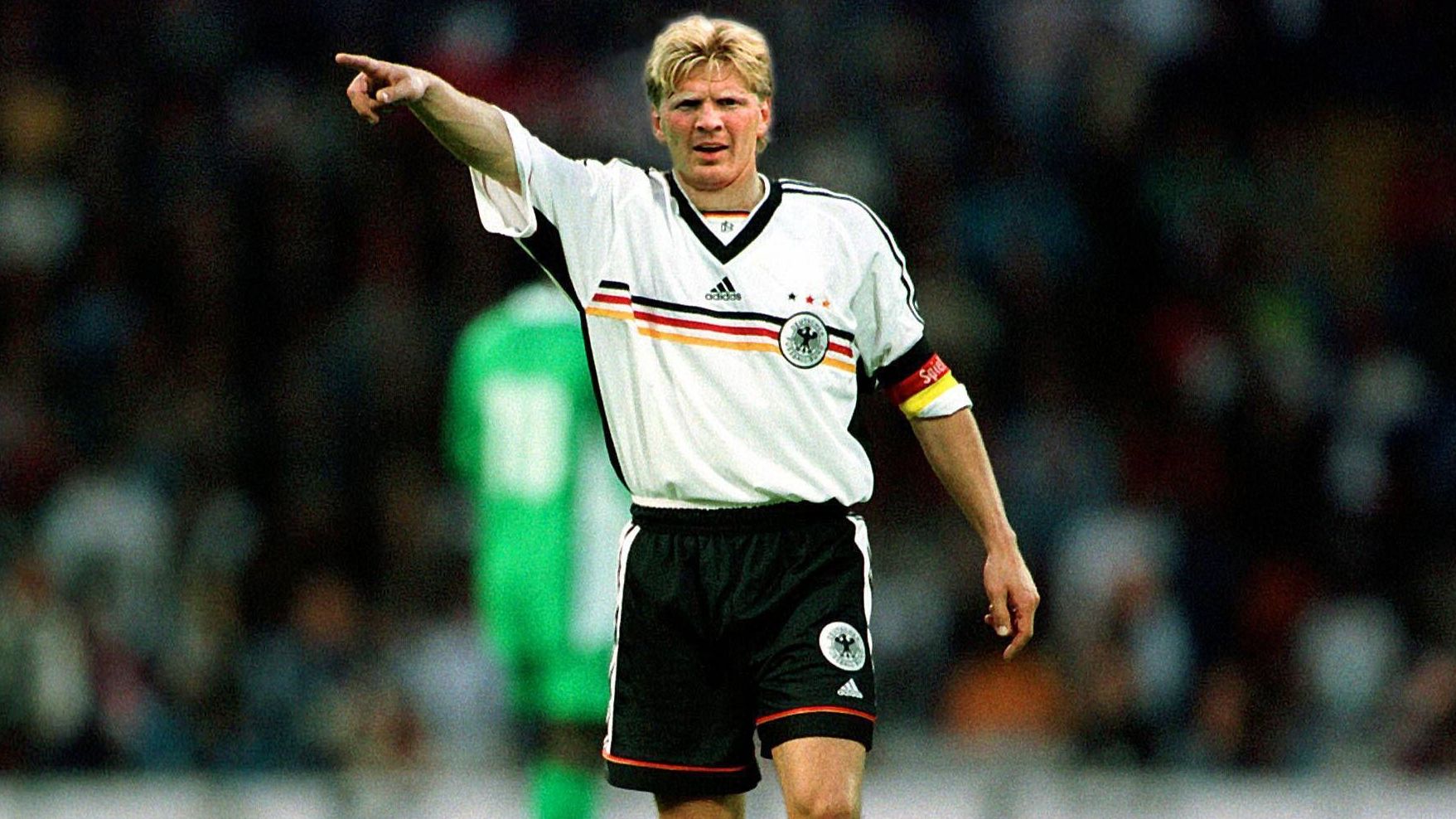 <strong>Stefan Effenberg</strong><br>Doch das Comeback missglückte. Effenberg kam nach der "Stinkefinger-Affäre" nur noch auf zwei Einsätze gegen Malta und Rumänien. Nach 1998 bestritt der Ex-Gladbacher und -Münchner kein einziges Spiel für den DFB mehr, es blieb bei den 35 Länderspielen. Rudi Völlers Versuche, ihn 2000 noch einmal zurückzuholen, scheiterten.