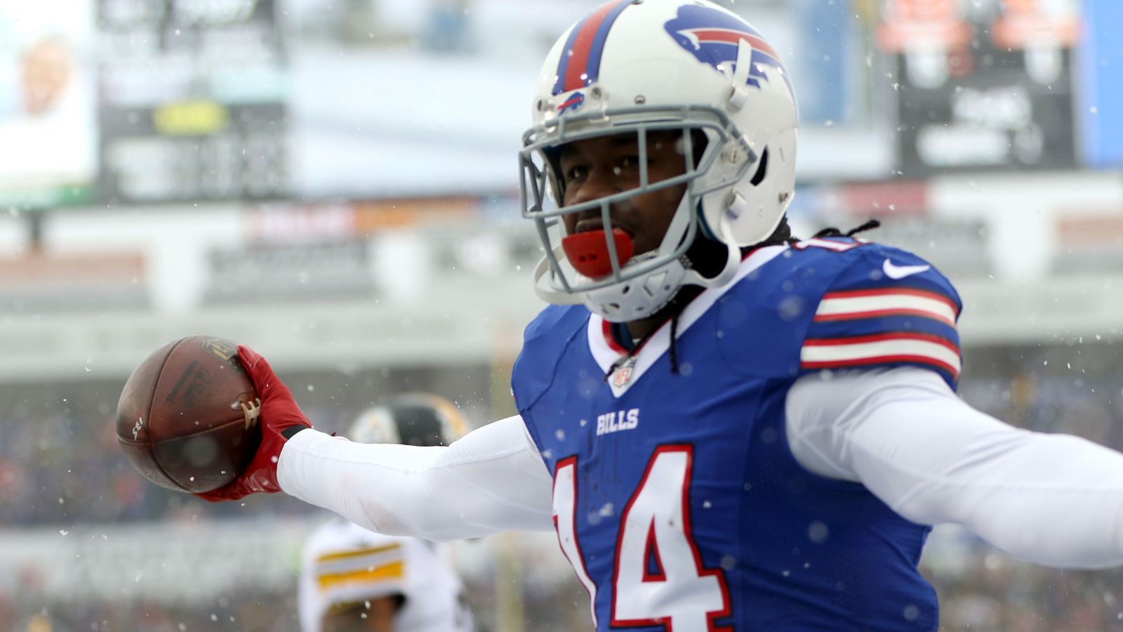 
                <strong>Buffalo Bills - Sammy Watkins</strong><br>
                "Ein Trade, der oft als einer der schlechtesten in der Geschichte der Buffalo Bills angesehen wird, ist der Trade von Wide Receiver Sammy Watkins im Jahr 2017. Die Buffalo Bills tradeten Watkins, der als talentierter Wide Receiver galt und zuvor in der ersten Runde des NFL Drafts ausgewählt worden war, an die Los Angeles Rams. Im Gegenzug erhielten die Bills einen Zweit- und einen Sechstrunden-Draftpick. Der Trade wurde von vielen als enttäuschend angesehen, da Watkins als einer der besten Spieler im Kader der Bills galt. Der Verlust von Watkins ohne einen deutlich höheren Gegenwert wurde von Fans und Analysten kritisiert. Zudem hatten die Bills zu diesem Zeitpunkt bereits einen Mangel an Offensivwaffen, und der Trade schwächte ihre Offense weiter."
              