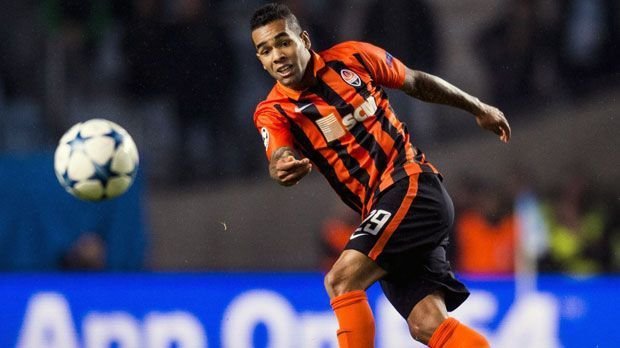 
                <strong>Alex Teixeira, Eduardo, Marlos (Shaktar Donezk)</strong><br>
                Platz 3 - Shaktar Donezk: Alex Teixeira, Eduardo, Marlos. Bei den Ukrainern haben seit Jahren die Brasilianer die Vorherrschaft im Kader - auch beim Toreschießen. So verbuchte das Trio Alex Teixeira, Eduardo und Marlos schon 35 Treffer. Kapitän Teixeira erzielte alleine 24 Treffer für den Tabellenführer der ukrainischen Liga.
              