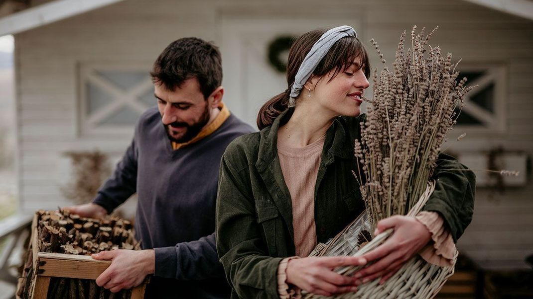 Die Haare könnt ihr unter als auch über dem Stirnband tragen – zusammengebunden oder offen – Hauptsache ist, dass ihr eure Stirn als auch die Ohren schön warm haltet.