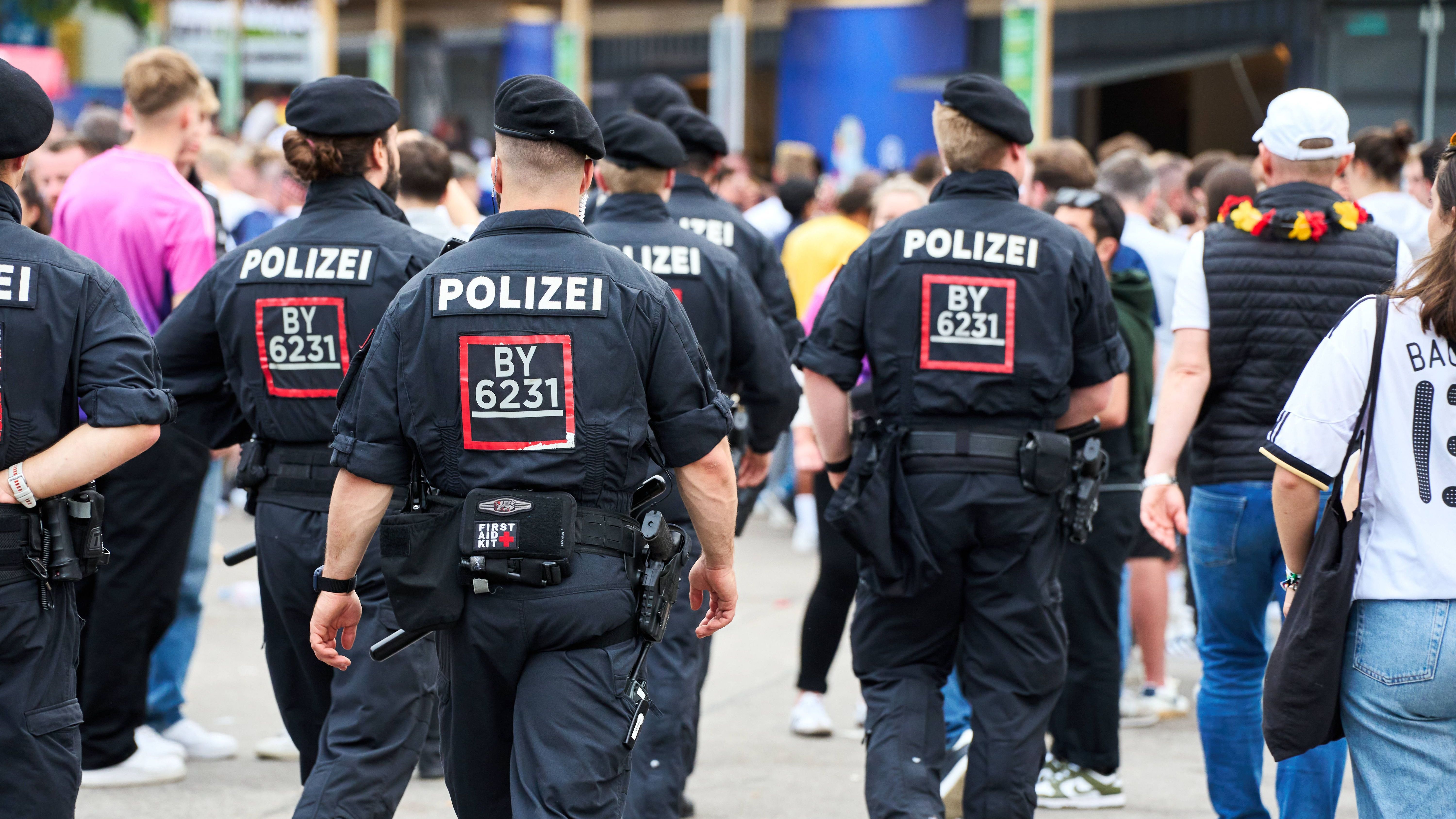 <strong>Polizei rät Fans angeblich zum Kiffen</strong><br>Kurz darauf stellte die Gelsenkirchener Polizei aber klar, dass dieser Bericht eine Ente war. Der eigene Sprecher sei von der Zeitung schlicht "falsch zitiert" worden.