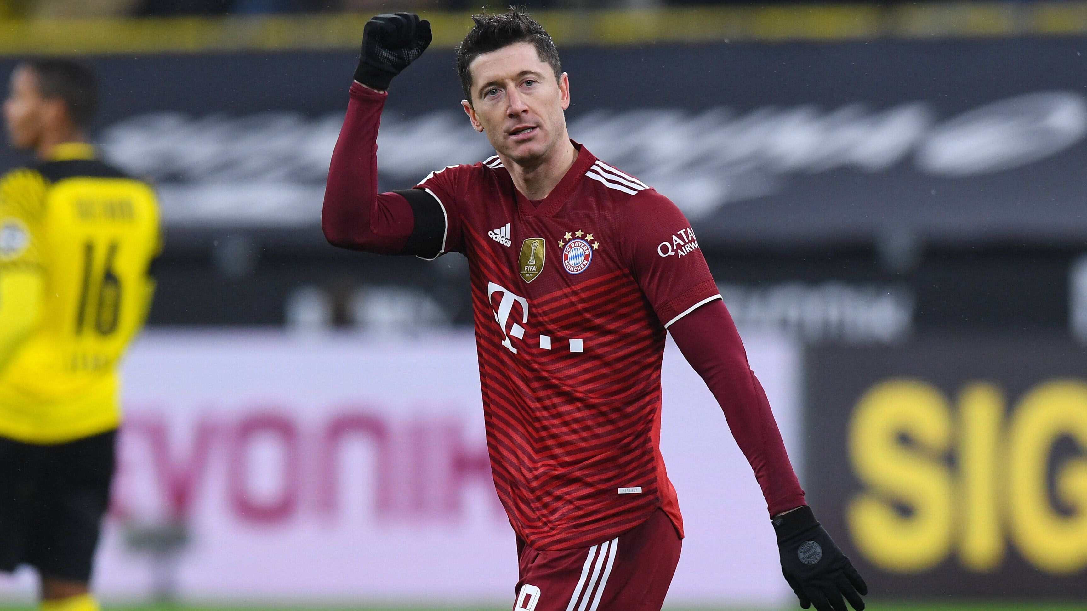 
                <strong>14. Spieltag: Lewandowski bricht Rekord von Klaus Fischer</strong><br>
                Nächster Rekord für Weltfußballer Robert Lewandowski: Der Stürmer von Meister Bayern München ist nach seinen beiden Treffern im Topspiel bei Borussia Dortmund der Spieler mit den meisten Auswärtstoren der Bundesliga. Lewandowski erzielte gegen den BVB sein 117. und 118. Liga-Tor in der Fremde und zog damit an der Schalke-Legende Klaus Fischer vorbei (117). Der 33-Jährige erzielte zudem sein 26. Tor im 25. Pflichtspiel gegen seinen Ex-Klub Dortmund. Gegen keinen anderen Verein traf Lewandowski häufiger.
              