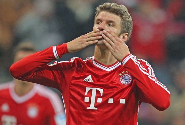 
                <strong>Thomas Müller (FC Bayern München)</strong><br>
                Zeigte bei der WM wieder, was für ein wichtiger Spieler er ist. Double mit den Bayern, Weltmeister und Champions-League-Halbfinale. Viel mehr geht nicht! 26 Tore und 15 Vorlagen steuerte der 24-Jährige bei den Münchnern bei - zudem fünf WM-Tore in Brasilien.
              