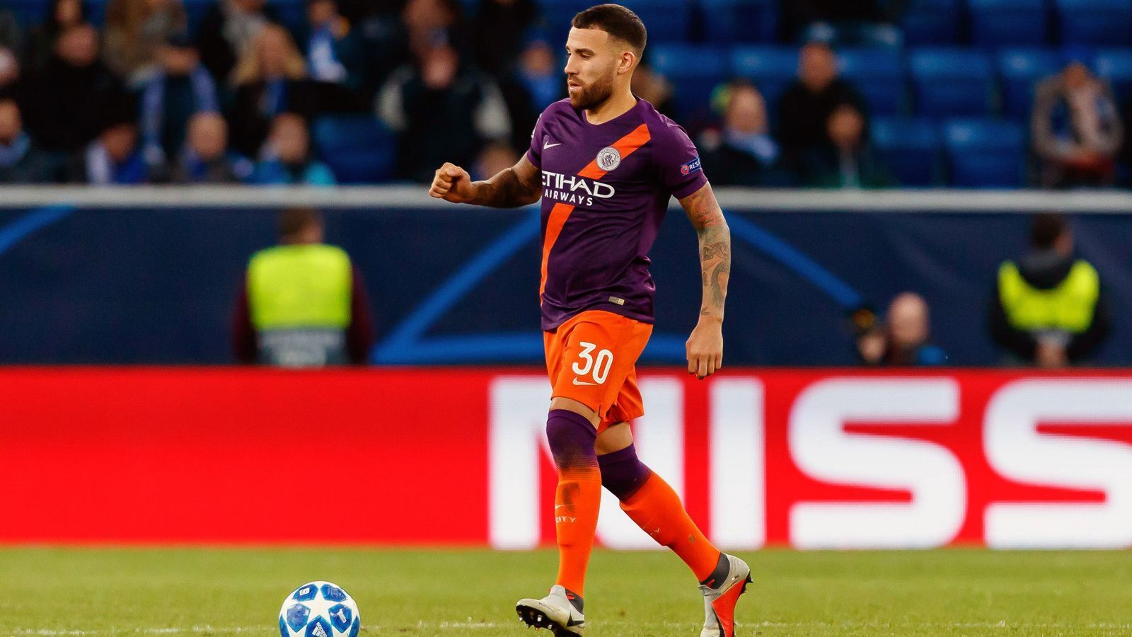 
                <strong>Nicolas Otamendi (Manchester City)</strong><br>
                Im Sommer 2014 verließ Nicolas Otamendi den FC Porto. Für zwölf Millionen Euro bekam er angeblich die Freigabe, um zum FC Valencia zu wechseln. In Spanien spielte er so herausragend, dass er im Sommer 2015 den nächsten Karriereschritt machen konnte und nun bei Manchester City unter Vertrag steht. Unter Pep Guardiola hat der 30-Jährige derzeit allerdings nicht die allerbesten Karten, sitzt zumeist nur auf der Bank. Otamendis Vertrag in Manchester läuft noch bis 2022. 
              